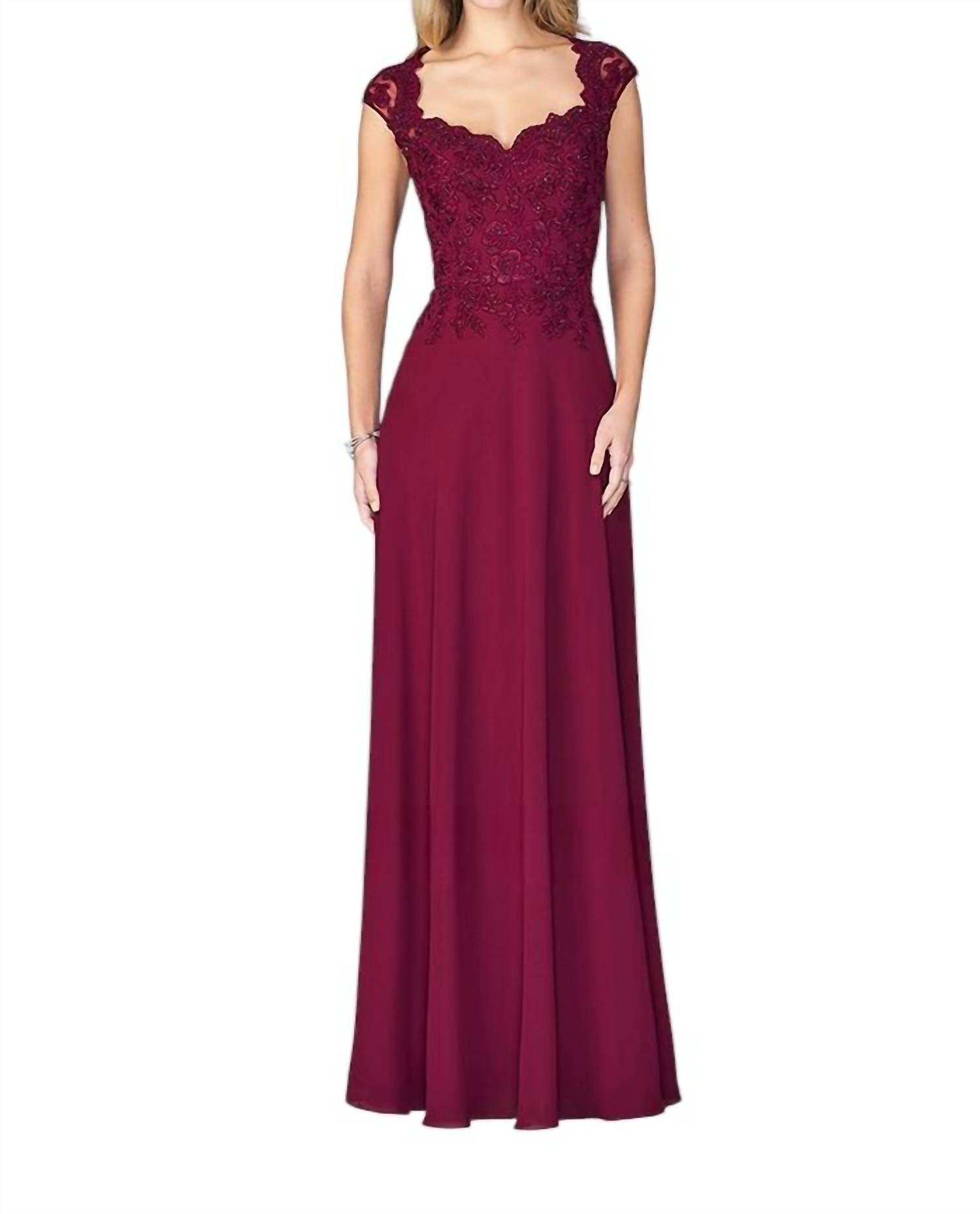 

Приталенное вечернее платье с асимметричным вырезом "сердечко" в винном цвете La Femme