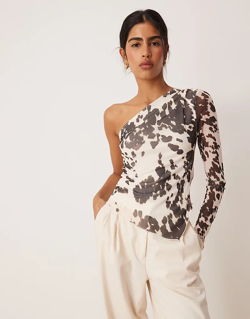 

Топ Gina Tricot с открытыми плечами и асимметричным подолом, с коричнево-белым коровьим принтом