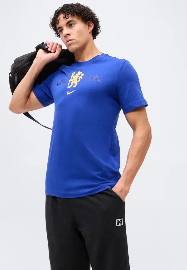 Футболка с принтом Chelsea fc crest tee Nike Performance Rush Blue, синий — фото 4