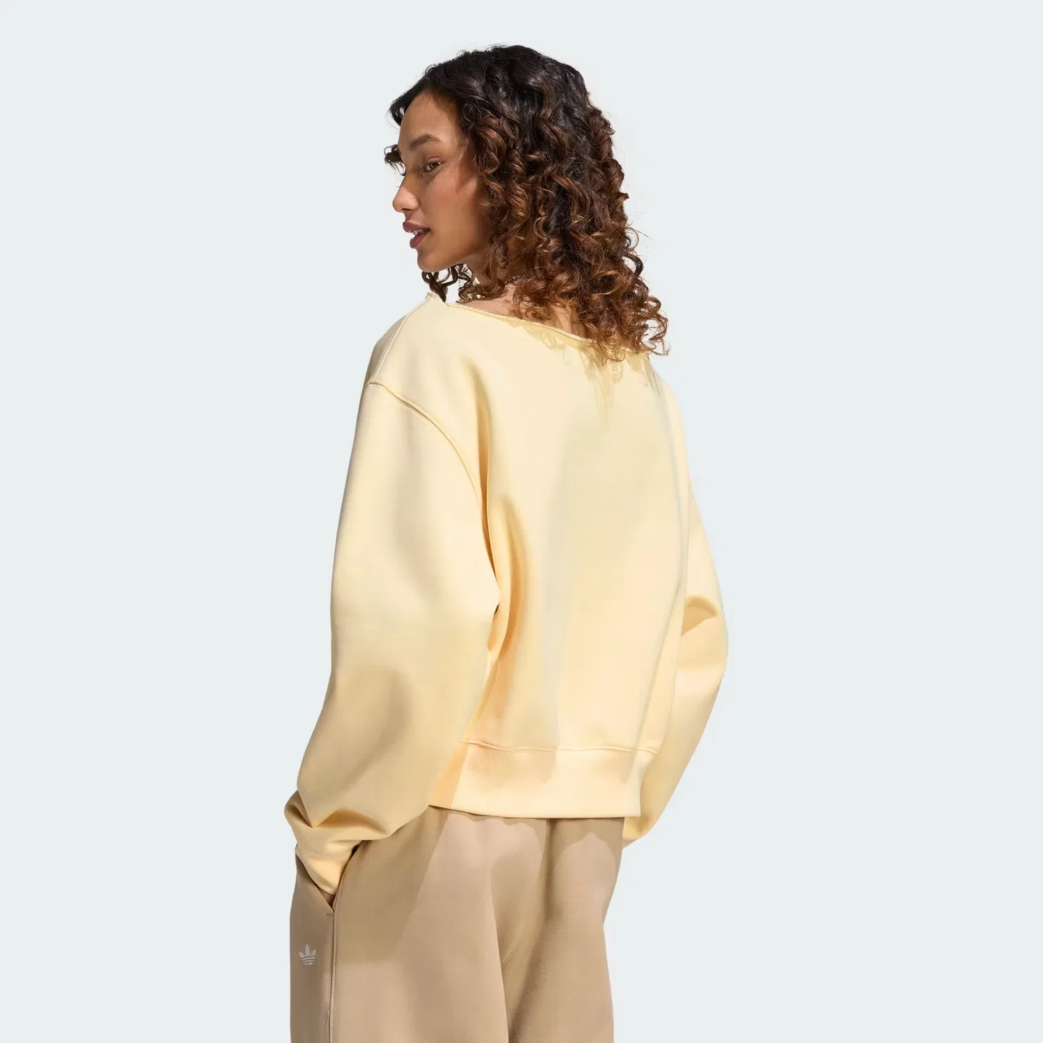 Женская толстовка с вырезом лодочка Essentials Fleece Adidas Originals, теплый ванильный — фото 2