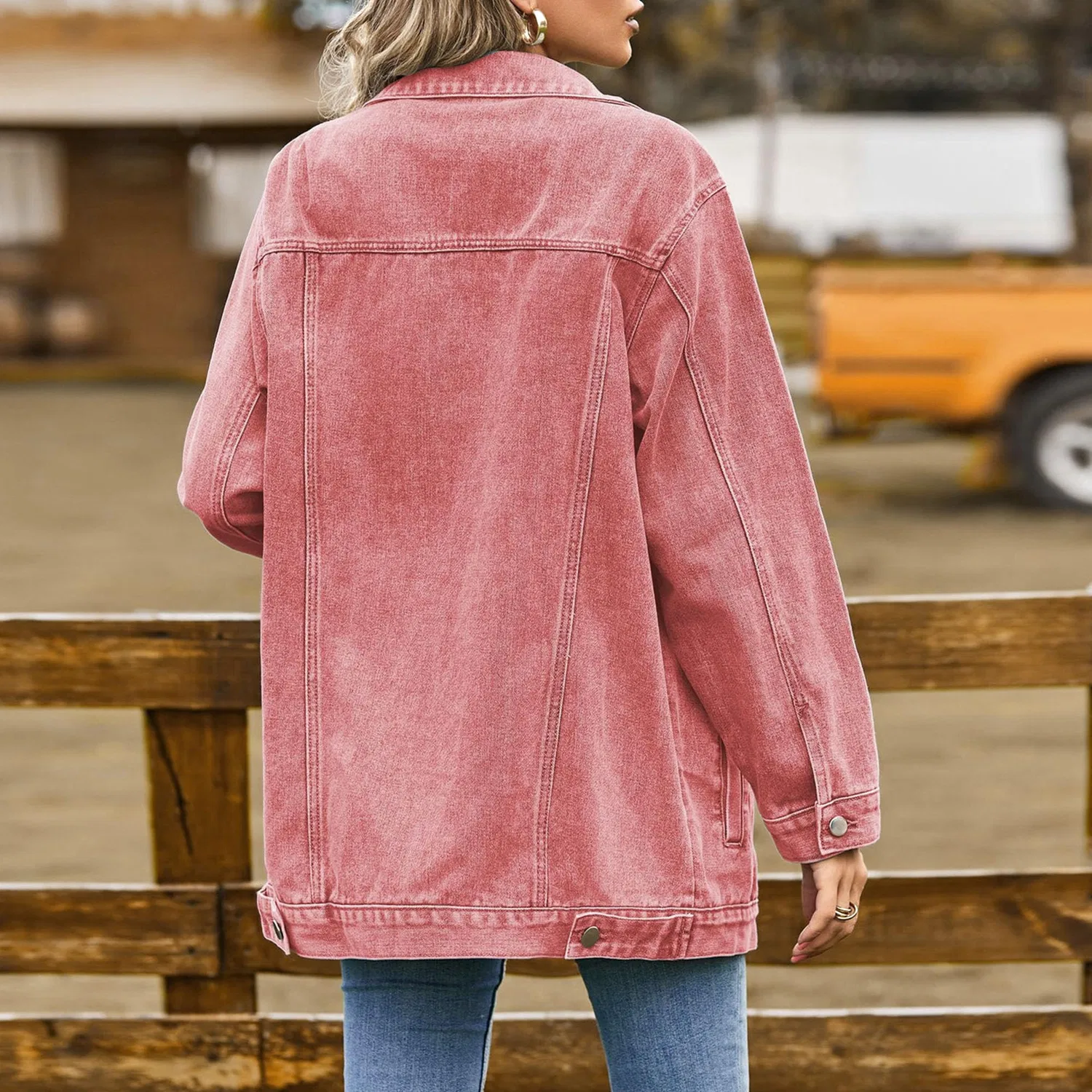 Женская джинсовая куртка oversize с капюшоном, rosa — фото 2