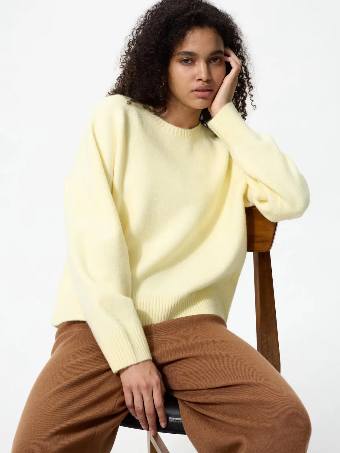 Свитер Uniqlo, с круглым вырезом из пряжи «суфле», желтый