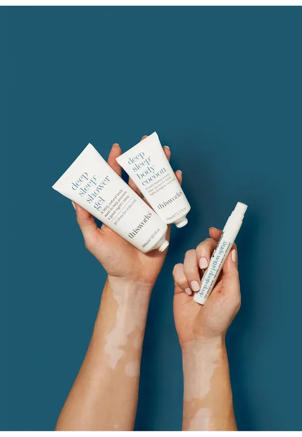 Набор для сна Deep Sleep Retreat Trio Gift Set This Works, состоящий из геля для душа (100 мл), лосьона для тела (50 мл) и спрея для подушки (35 мл) — фото 4