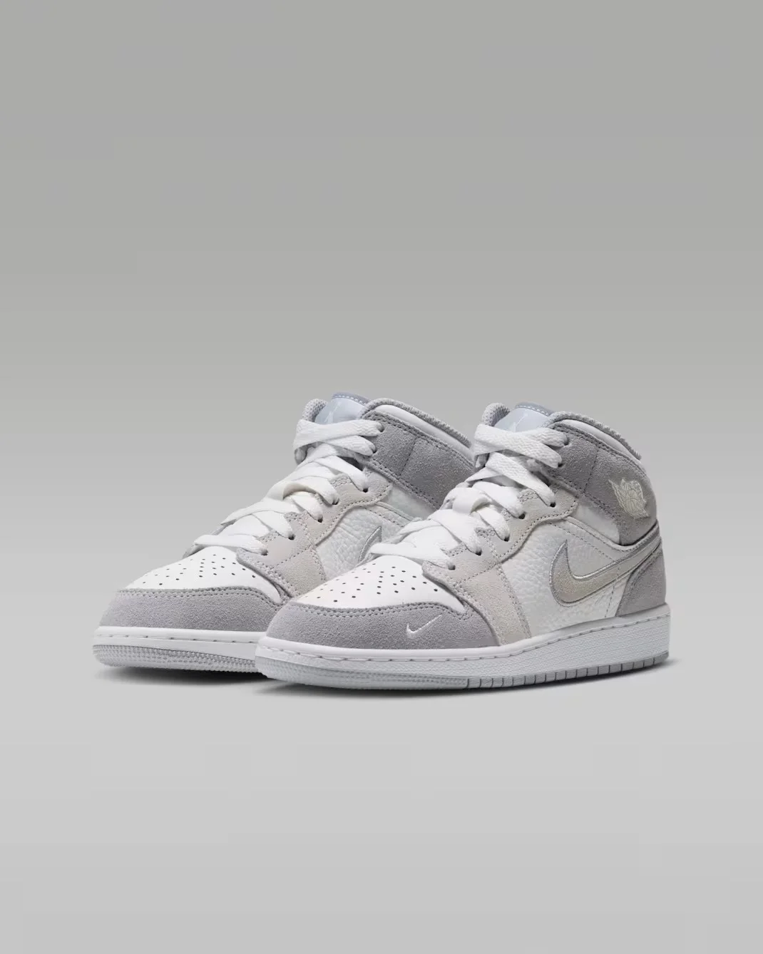 Кроссовки подростковые Nike Air Jordan 1 Mid SE, серый/белый — фото 4