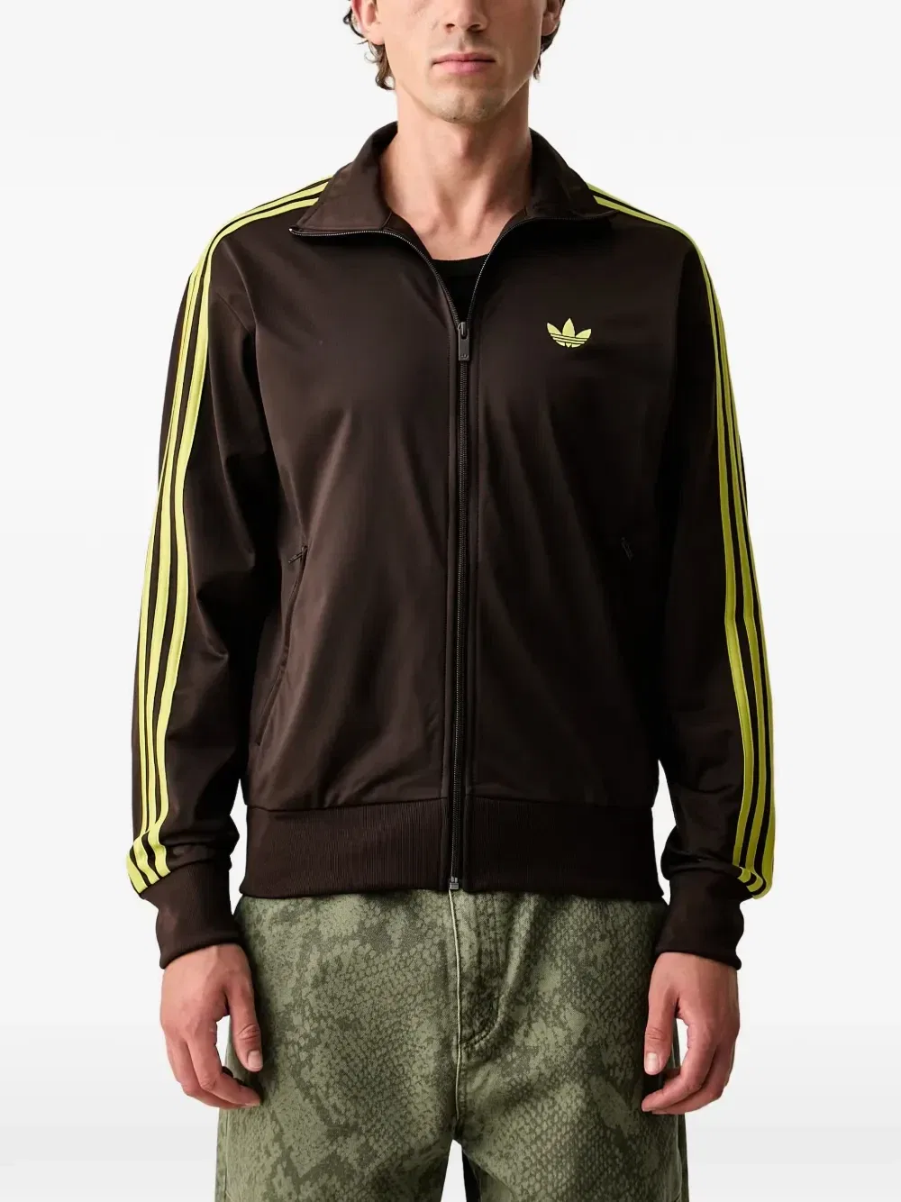 Спортивная куртка с вышитым логотипом и боковыми полосками adidas, коричневый
