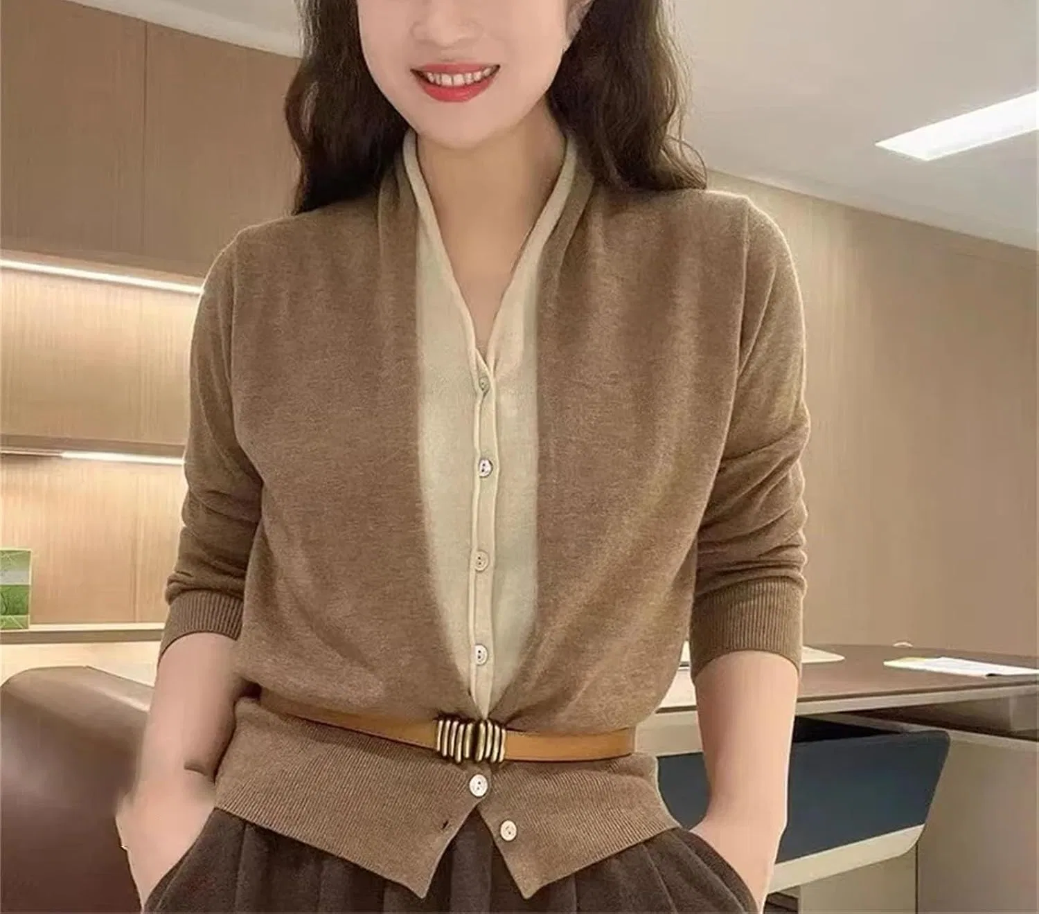 Женский кардиган V-образным вырезом, модель Spring Sweater Knit, тёмно-серый — фото 2