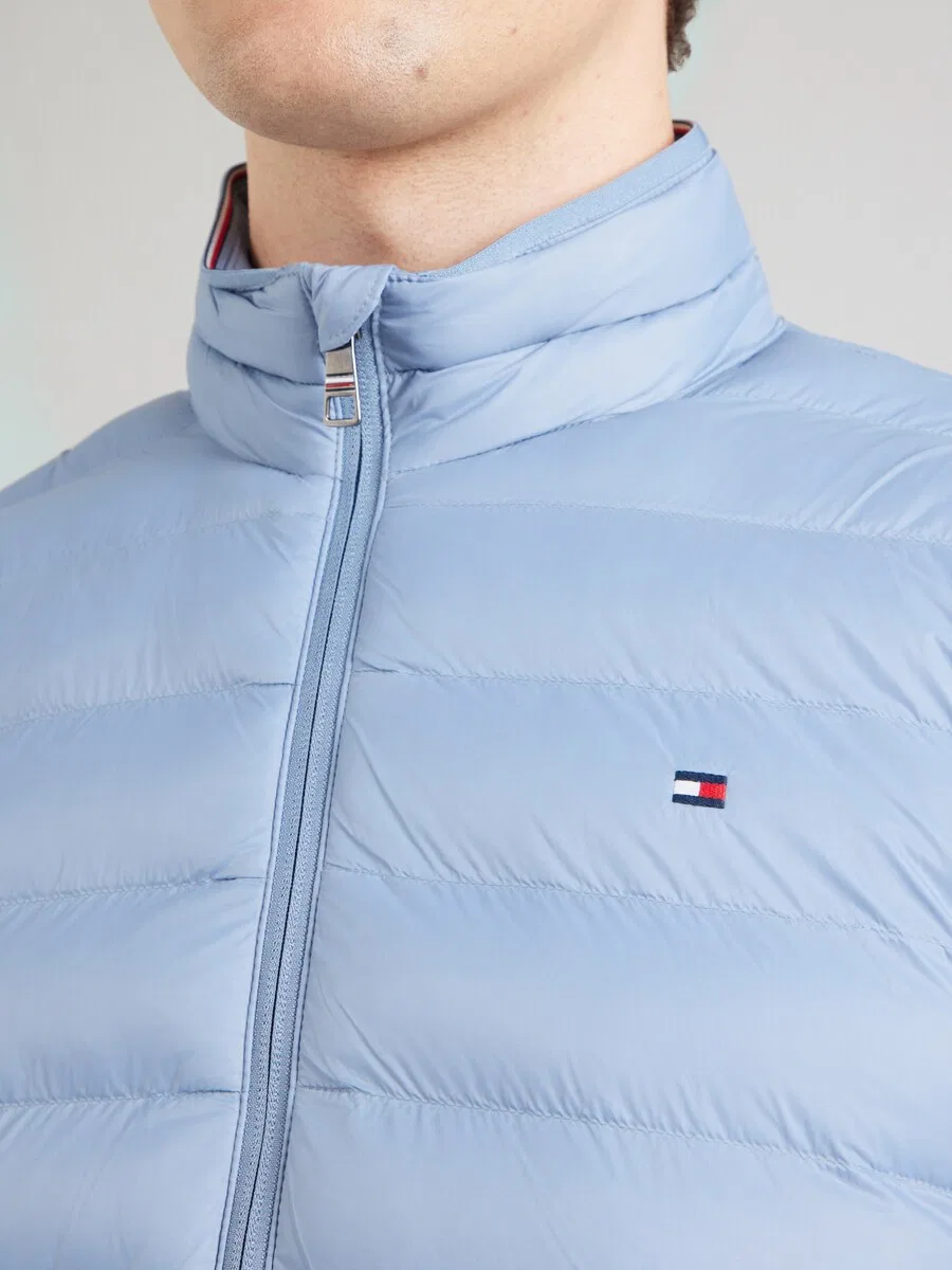 Жилет TOMMY HILFIGER 'Packable Quilted' светло-голубого цвета — фото 2