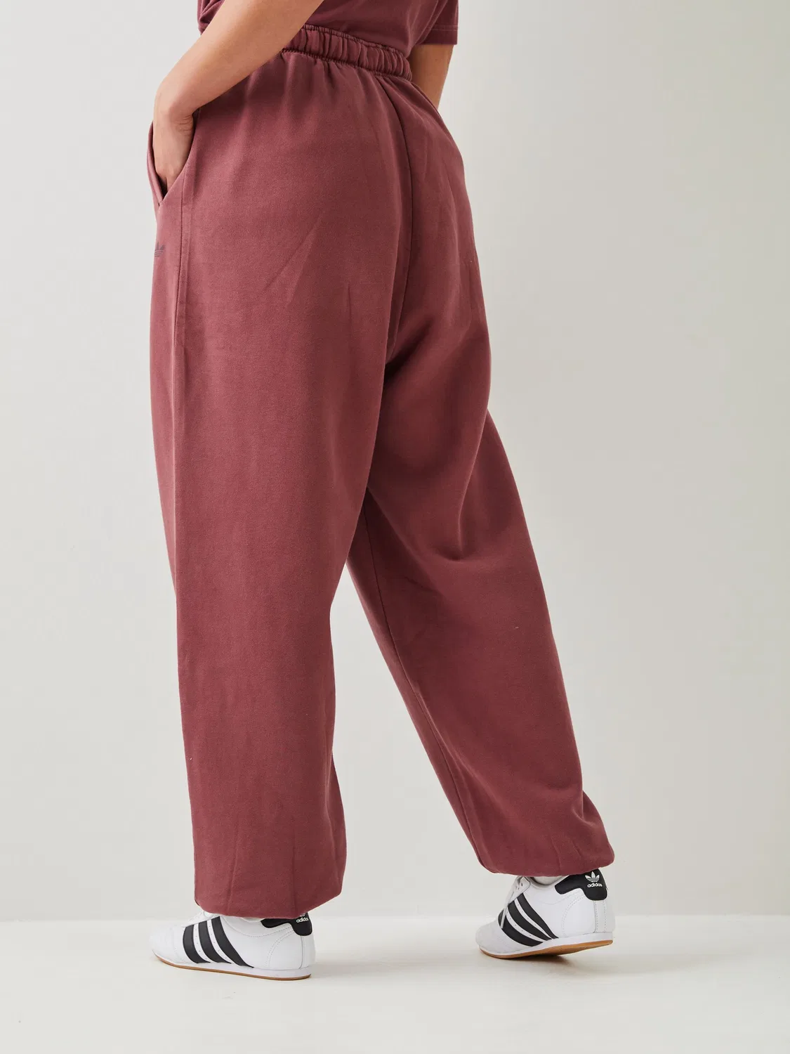Джоггеры Essentials Linear BYFR Jogger Washed, adidas Originals, красный — фото 2