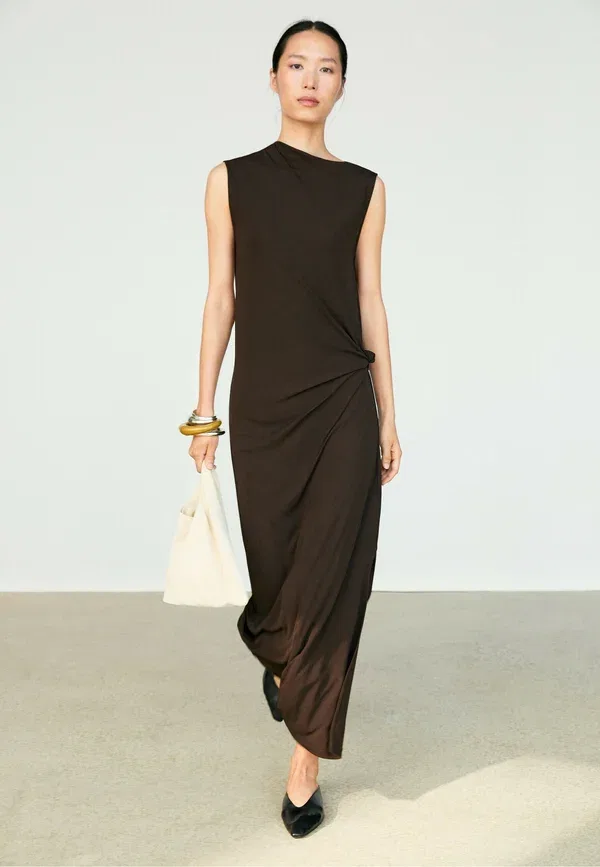 Платье миди из вискозы Asymmetric ruched midi dress Massimo Dutti, темно-коричневый