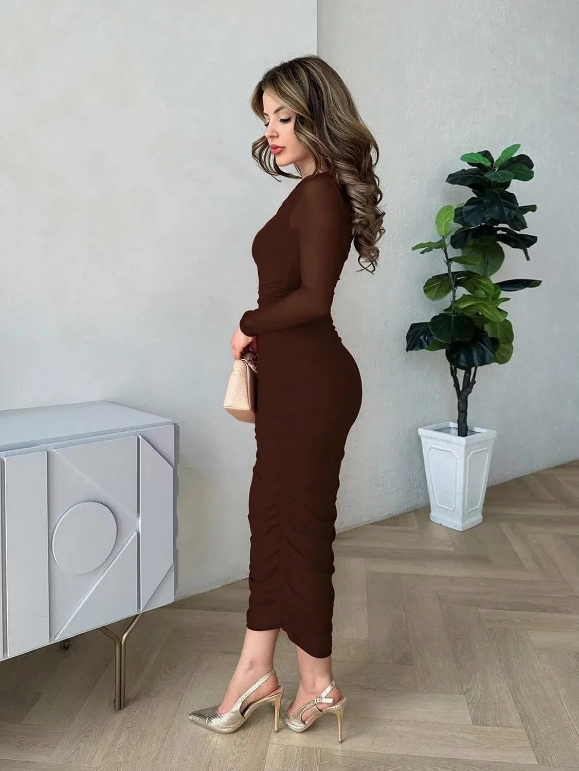 Женское повседневное миди-платье с асимметричным вырезом Coffee Brown — фото 2