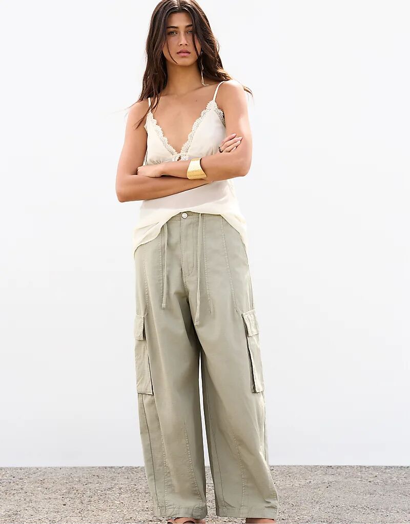 

Брюки-карго Pull&Bear Balloon цвета бледно-хаки