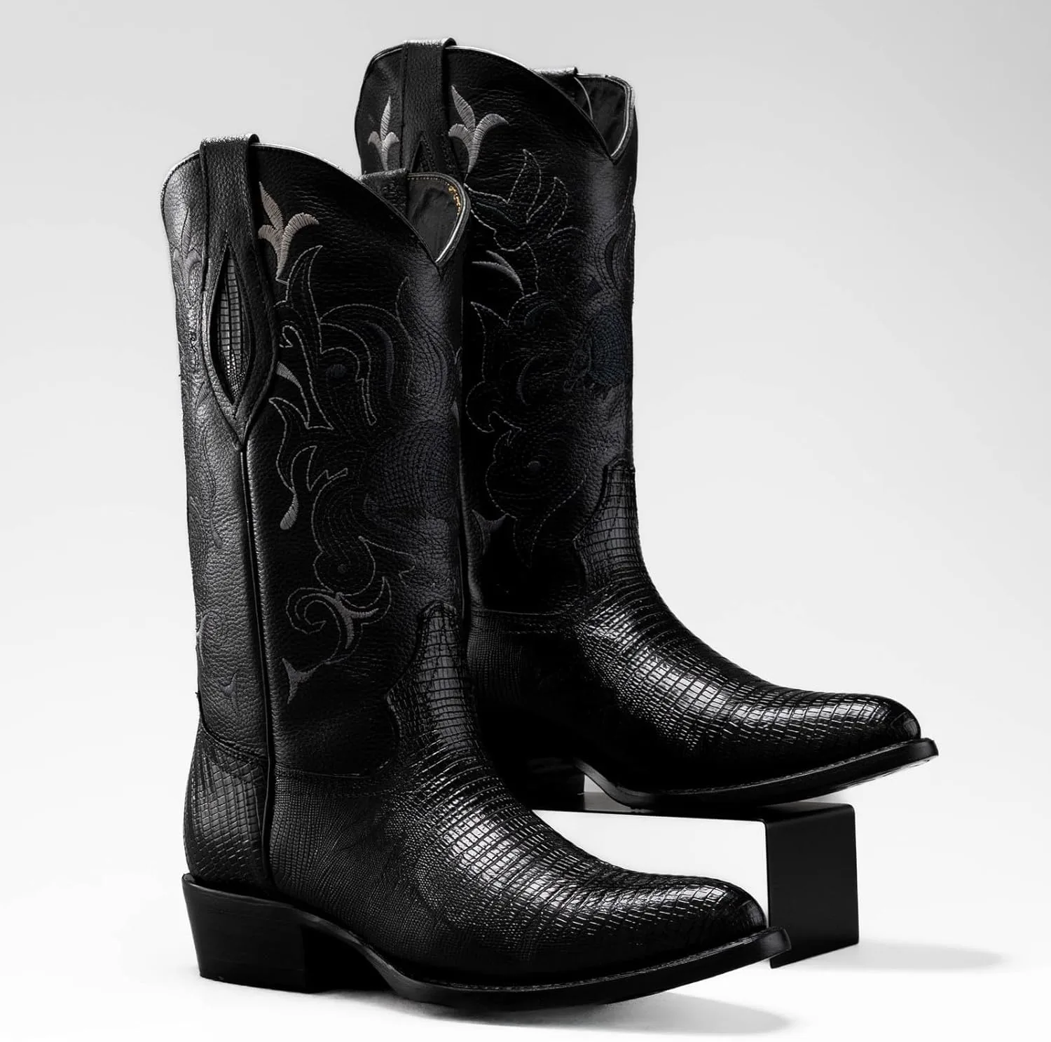 Ботинки Joe Boots 913 из экзотической кожи ящерицы с классическим носком J, вышитым голенищем, кожаной подошвой, каблук 1,5 дюйма с резиновой накладкой Joe Exclusive, черный — фото 2