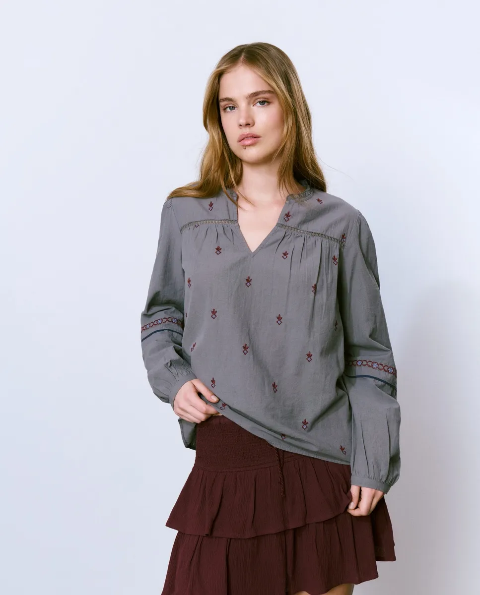 

Женская блузка с вышивкой Brownie, темно-серый