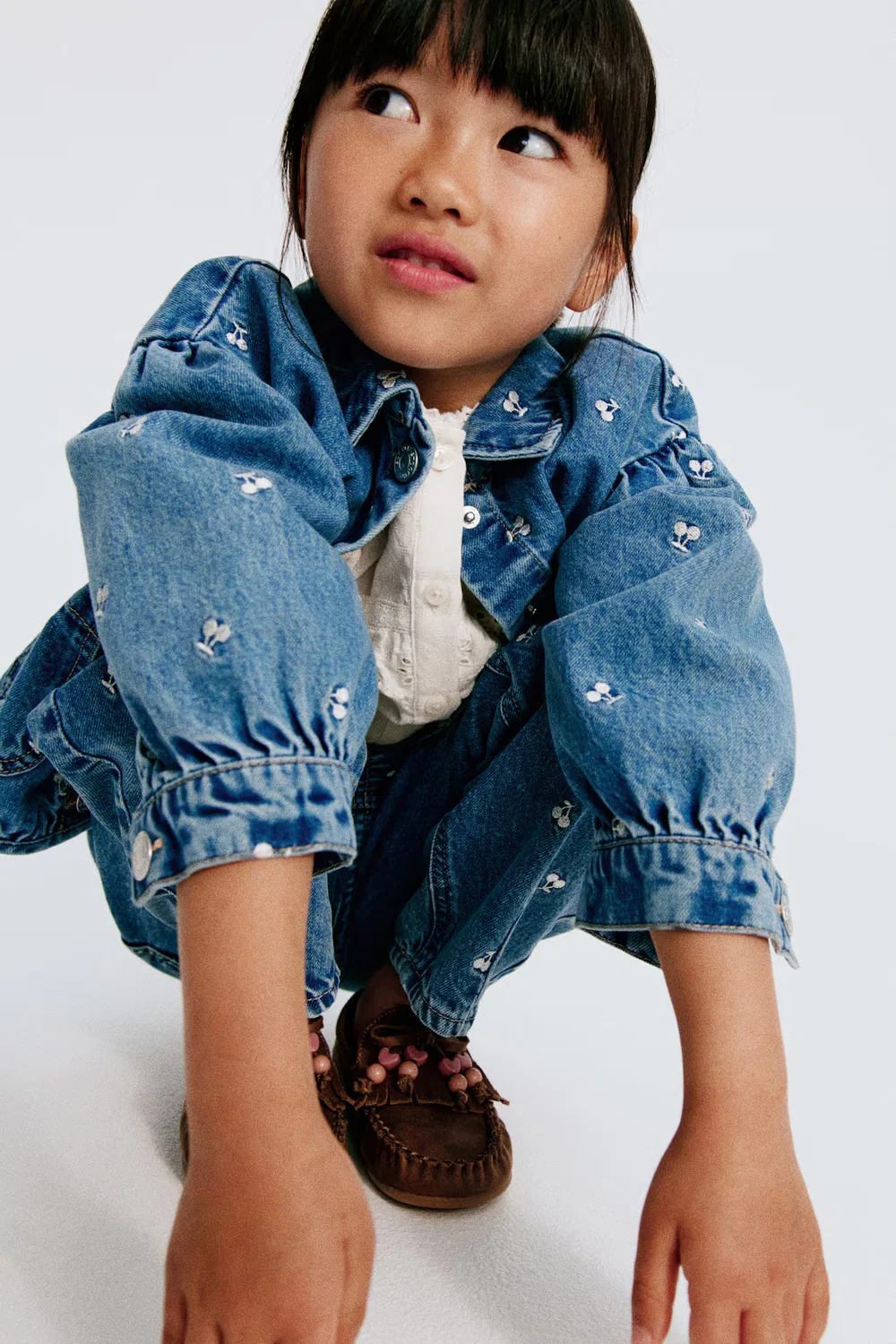 Джинсовая куртка с вышивкой H&M, Denimblau/Kirschen — фото 2