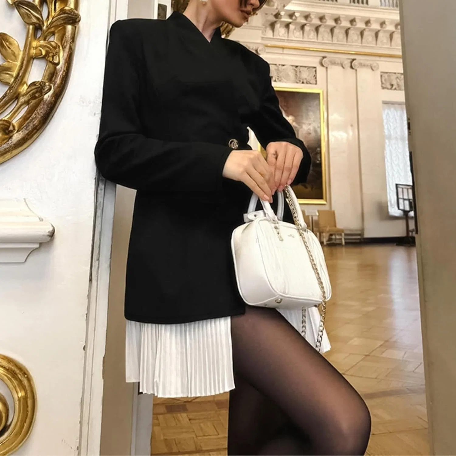 Женский блейзер с плиссированной юбкой, контрастный, V-образный вырез, Black — фото 3