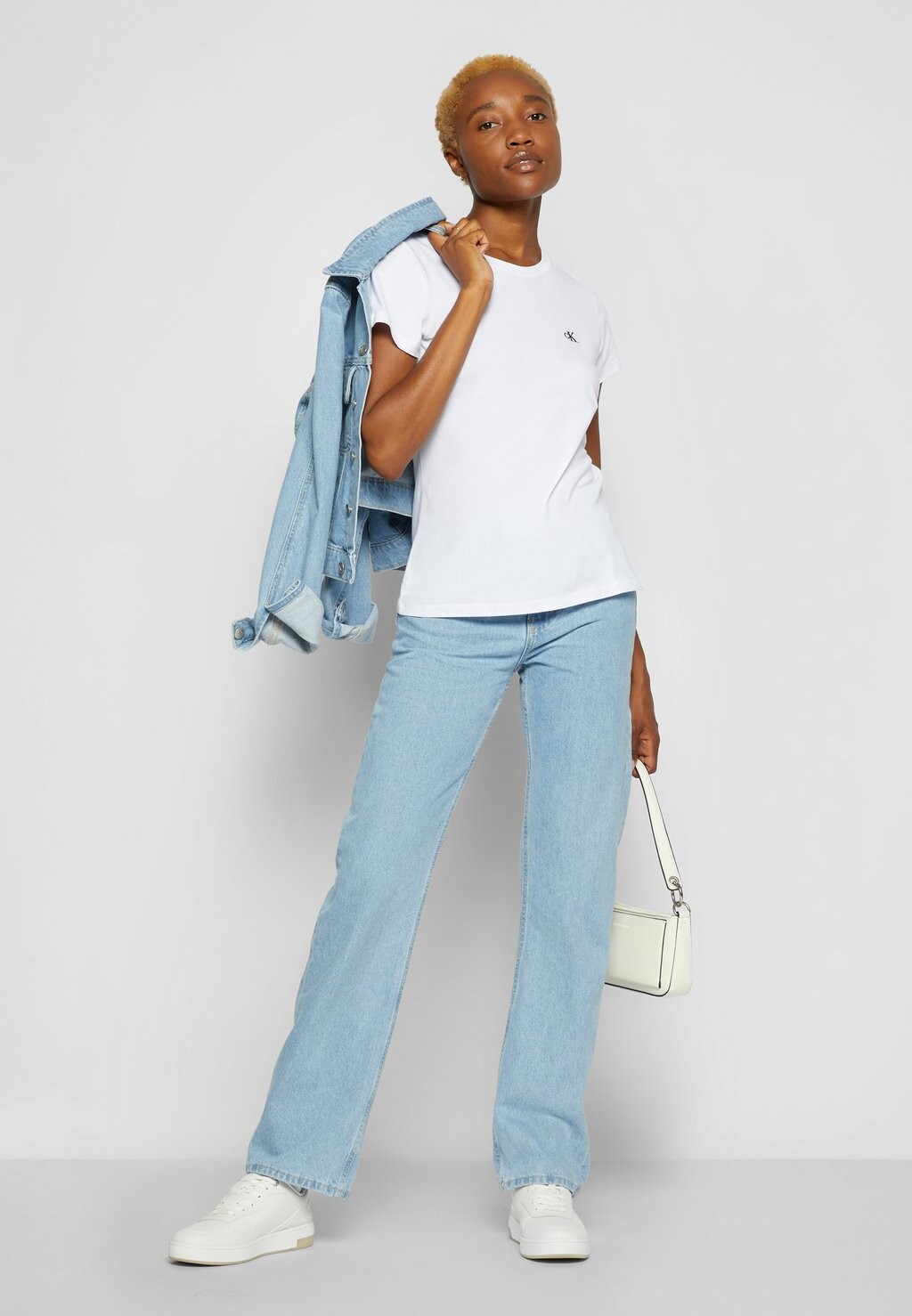 Базовая футболка женская Calvin Klein Jeans с круглым вырезом, белый — фото 2