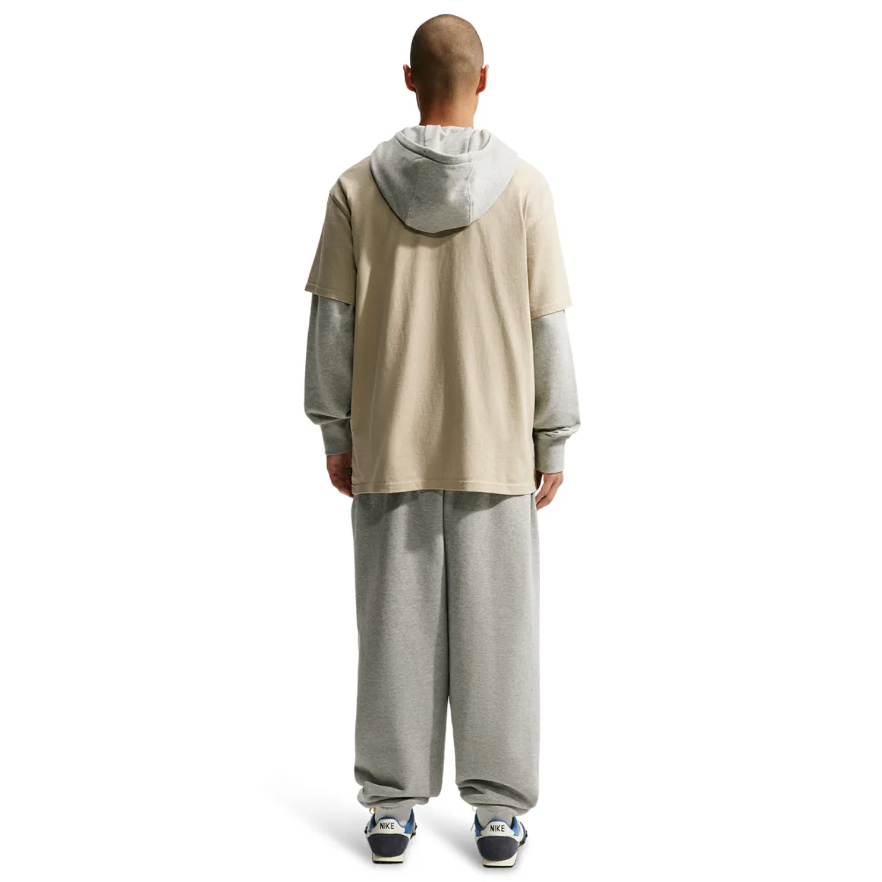 Мужская футболка свободного кроя с предварительной стиркой Nike NSW Loose Pre Wash Essential T-Shirt, Desert Khaki — фото 4