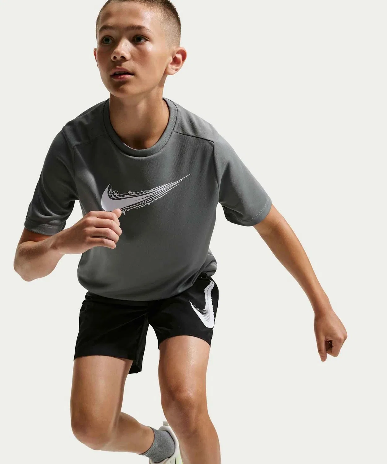 Детские шорты для мальчиков с быстросохнущей технологией Nike Multi Refresh Big Kids' Shorts, Черный — фото 4
