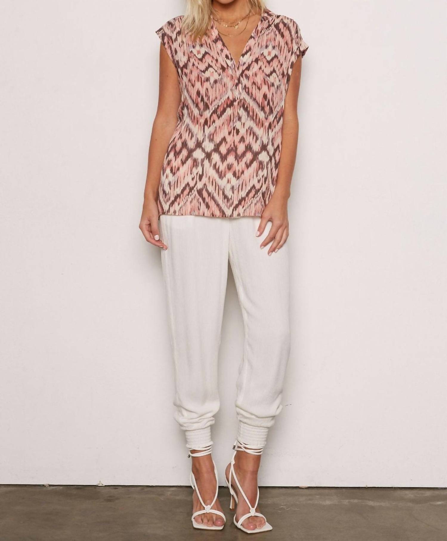 

Топ Shana Crinkle в абстрактном икате Tart Collections, цвет abstract ikat