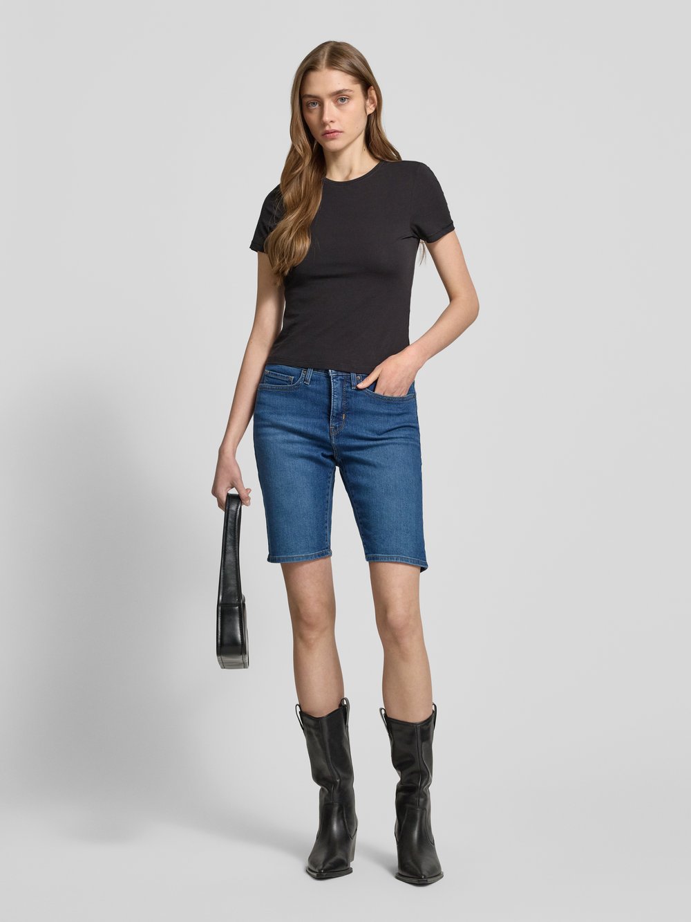 

Шорты-бермуды в стиле деним Levi's 300