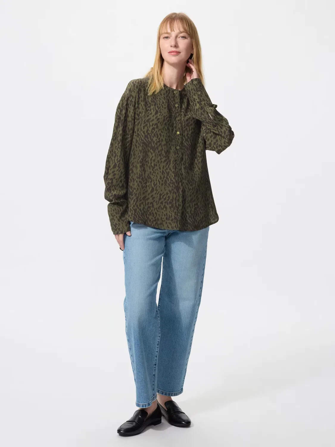 Блузка Uniqlo, без воротника, из вискозы, зеленый — фото 2