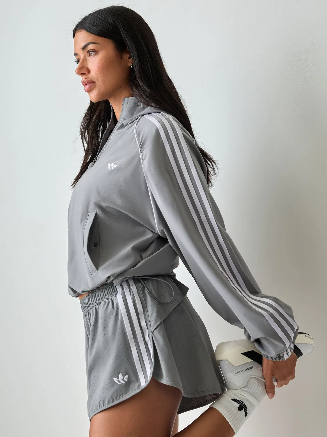 Серая спортивная куртка на молнии adidas Originals — фото 3