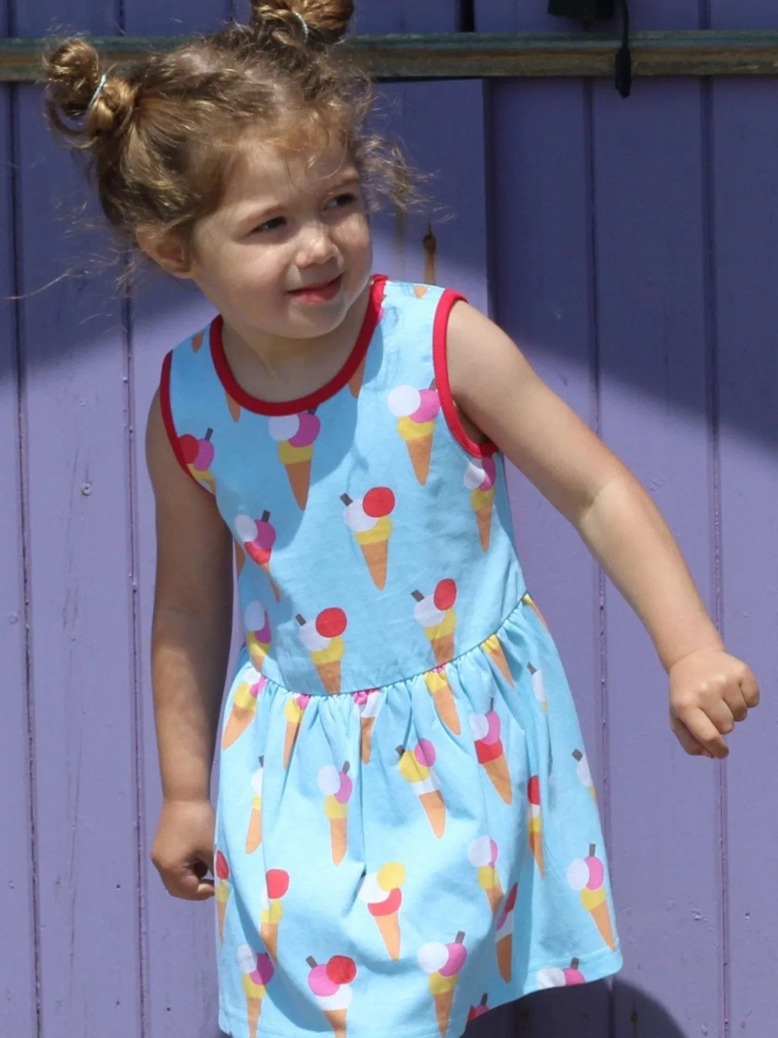 Платье Toby Tiger Bio-Baumwoll Kinder Sommerkleid mit Eiswaffel-Druck небесно-голубого цвета — фото 4