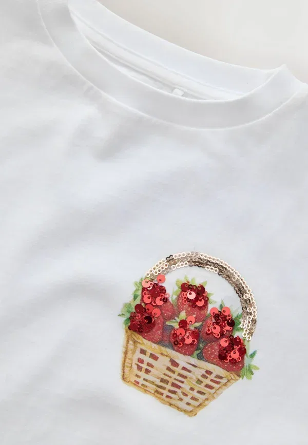 Футболка с пайетками Regular fit - oversized boxy sequin graphic t-shirt Next, White Strawberry, белый — фото 3