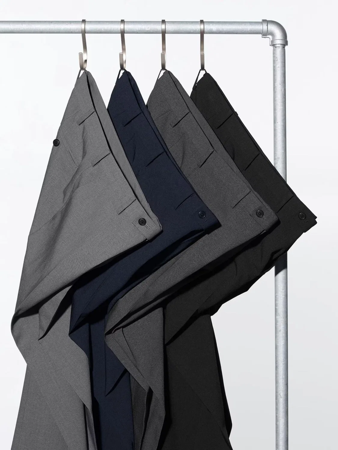 Брюки легкие быстросохнущие эластичные со стрелками Uniqlo, темно-серый — фото 2