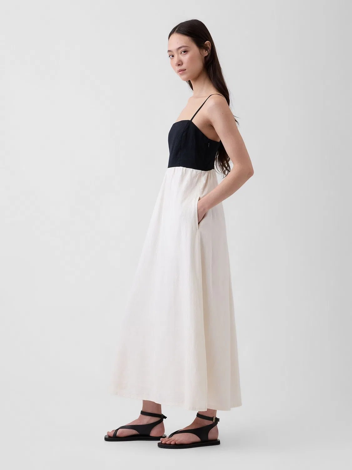 Макси-платье с завышенной талией Gap Linen Blend, черно-белое — фото 3
