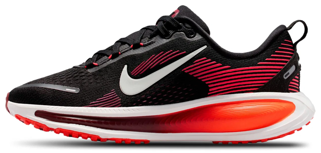 Кроссовки для девочек Vomero 18 Nike, цвет Crimson/Black/Summit White — фото 2