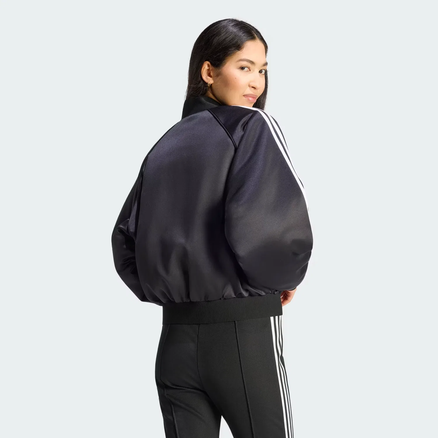 Женская куртка-бомбер из атласа Satin SST Bomber Jacket Adidas Originals, черный/белый/серый — фото 2