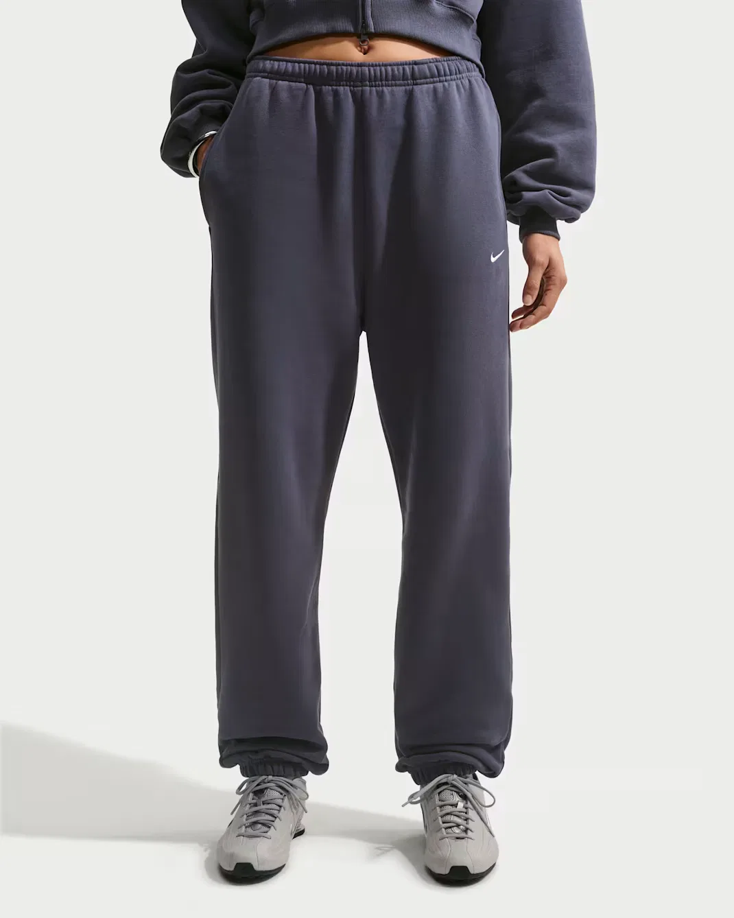 Женские брюки с высокой посадкой, свободного кроя и манжетами Nike Studio Fleece Medium Weight, Gridiron/Sail — фото 2