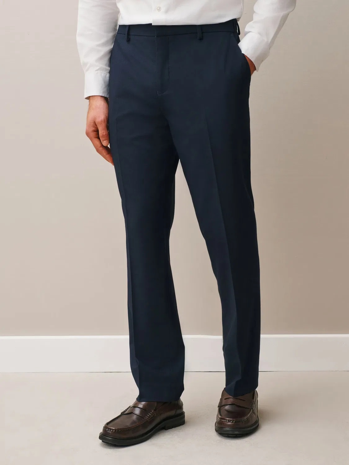 Брюки Next Regular Pleated Pants Motionflex темно-синего цвета — фото 3