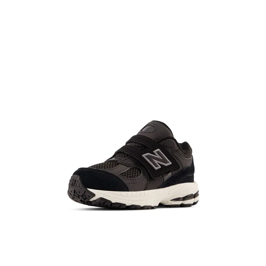 Кроссовки New Balance '2002' черного цвета