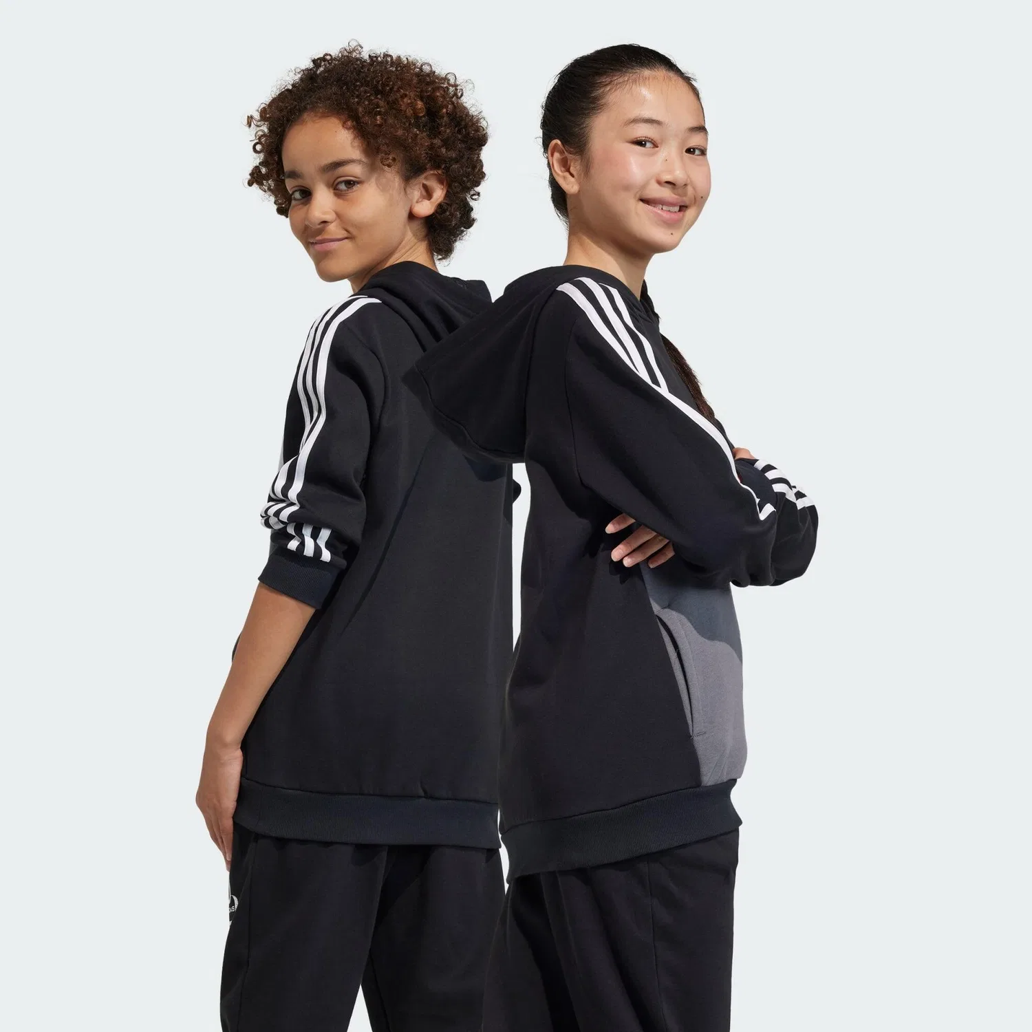 Детское худи с принтом Tiberio 3-Streifen Colorblock Kids Hoodie Adidas, Schwarz / Weiss / Grau — фото 3