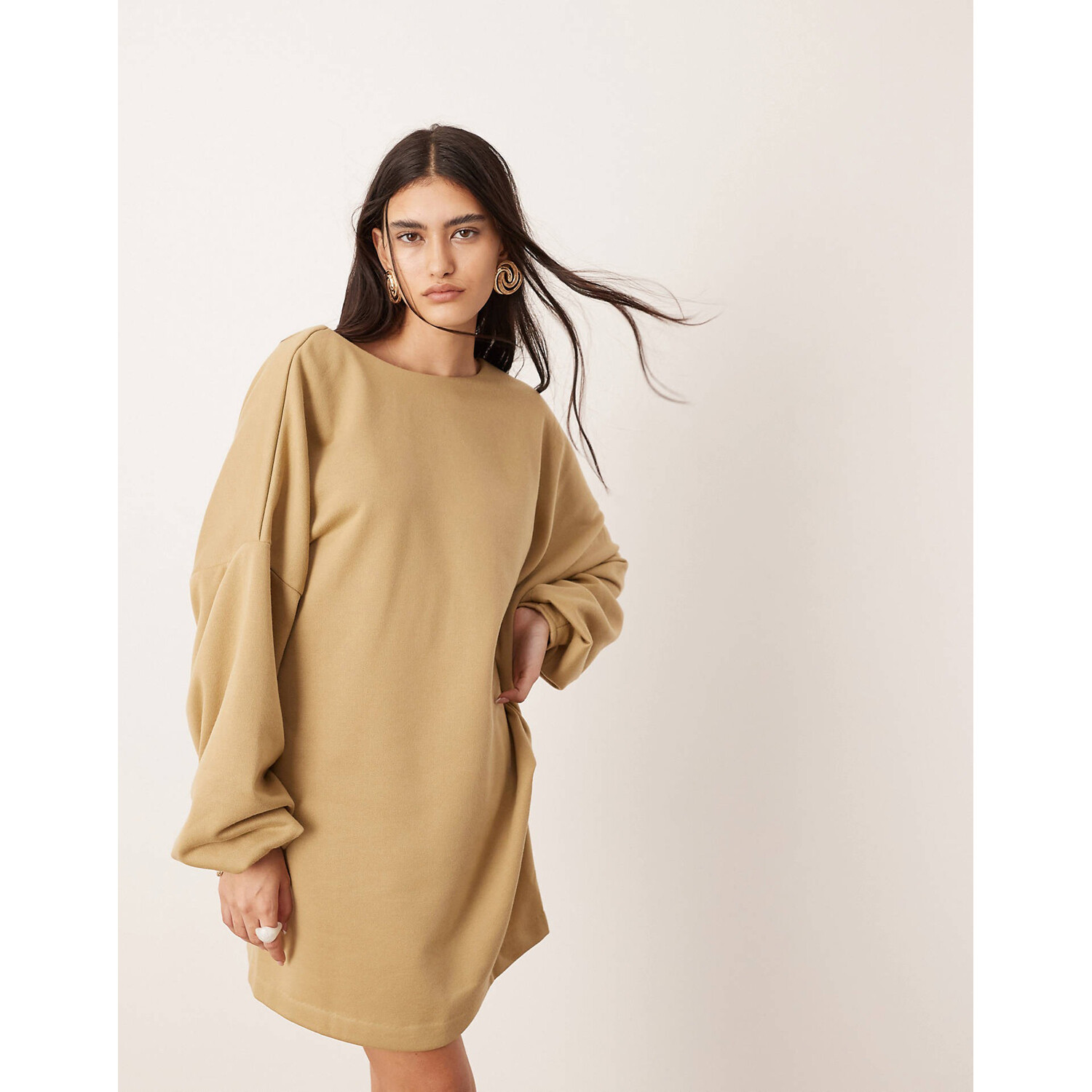 

Платье Asos Edition Jersey Crew Neck With Open Back Detail, хаки/зеленый