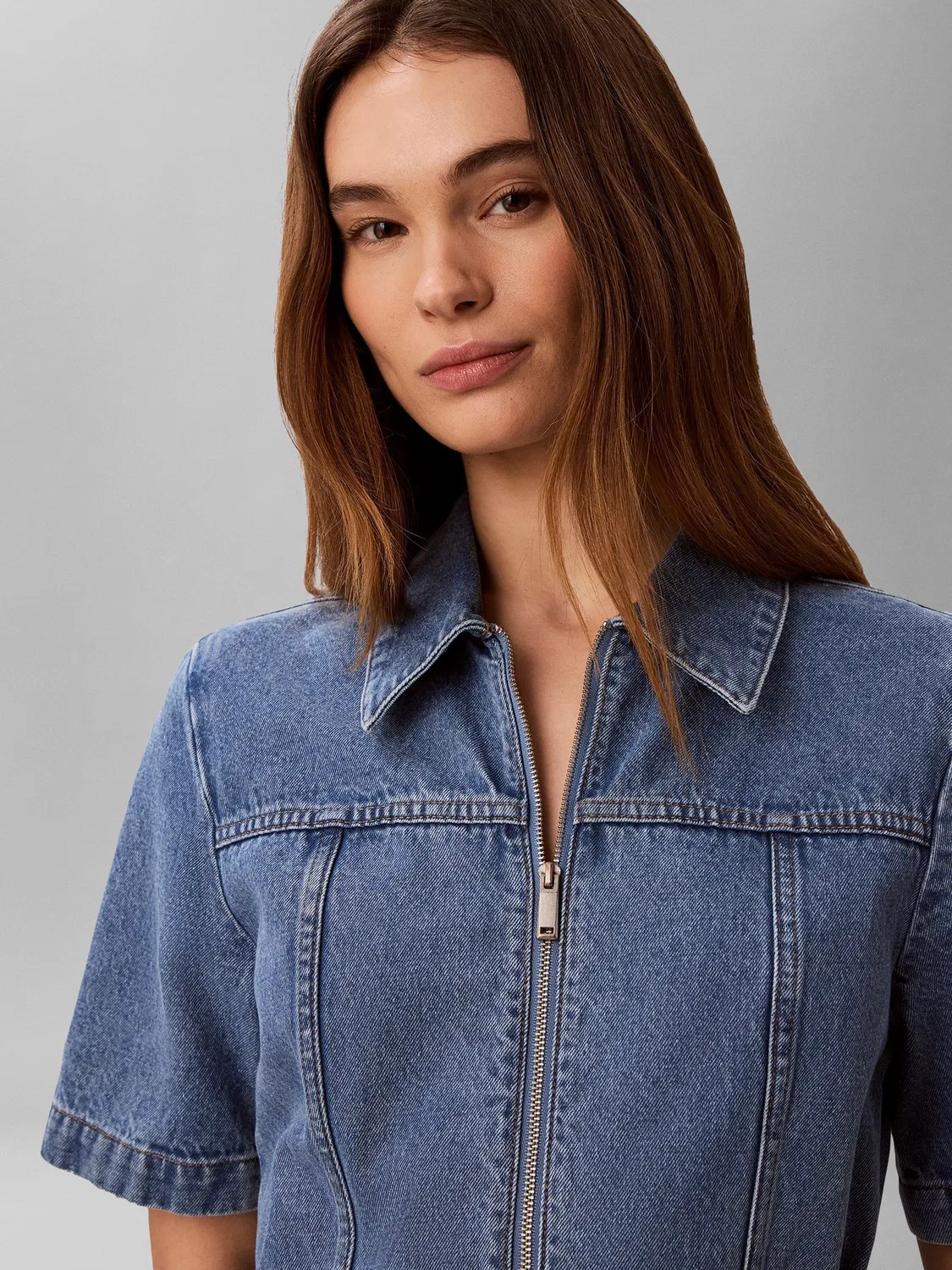 Платье-рубашка джинсовое с поясом Calvin Klein, синее — фото 4
