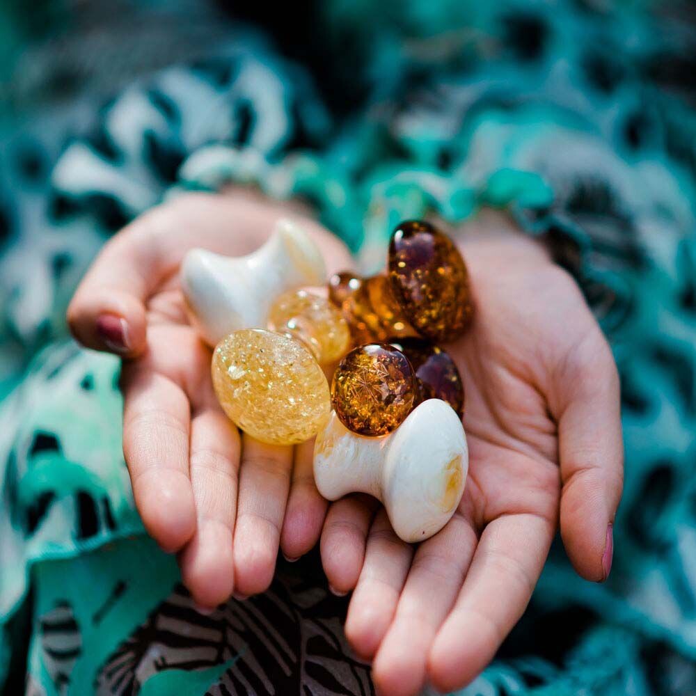 Crystallove Amber Collection массажный гриб для лица из молочного янтаря, 1 шт. — фото 3