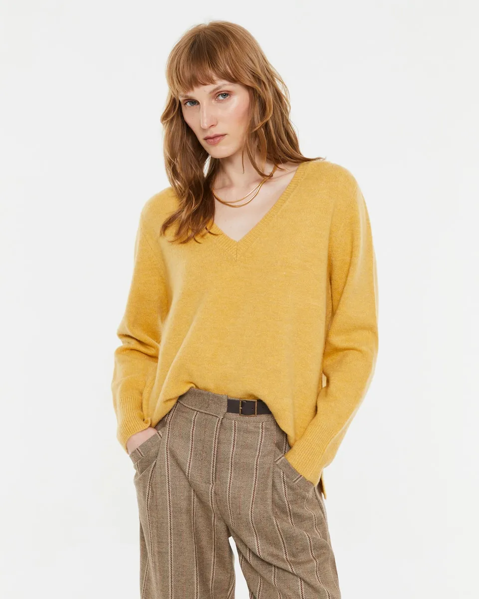 

Женский базовый джемпер с V-образным вырезом Andam, желтый