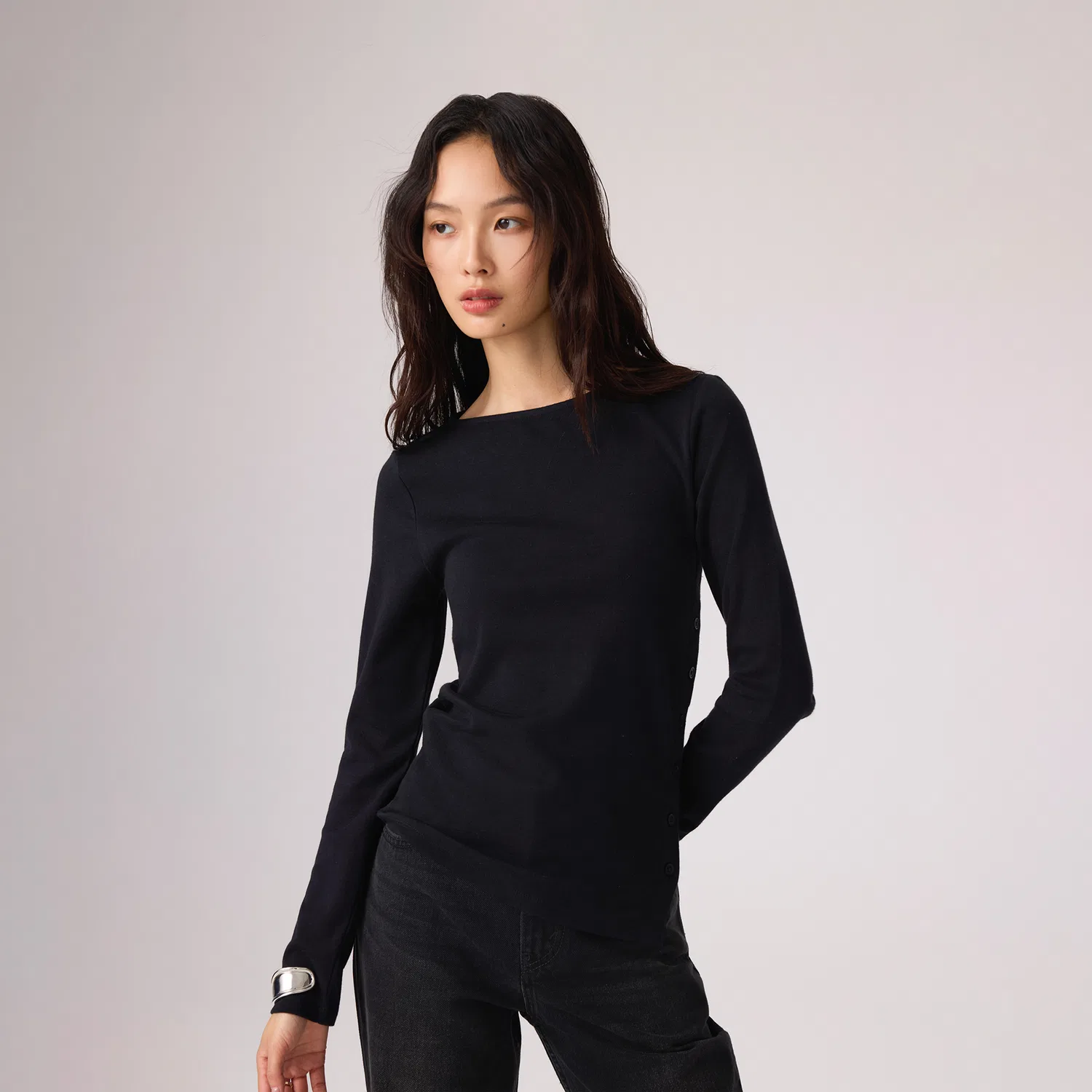 Женская футболка с лодочным вырезом и приталенным кроем Black Levis — фото 4