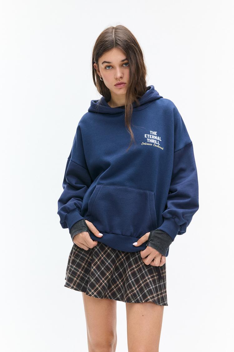

Слоган на толстовке Pull And Bear, синий