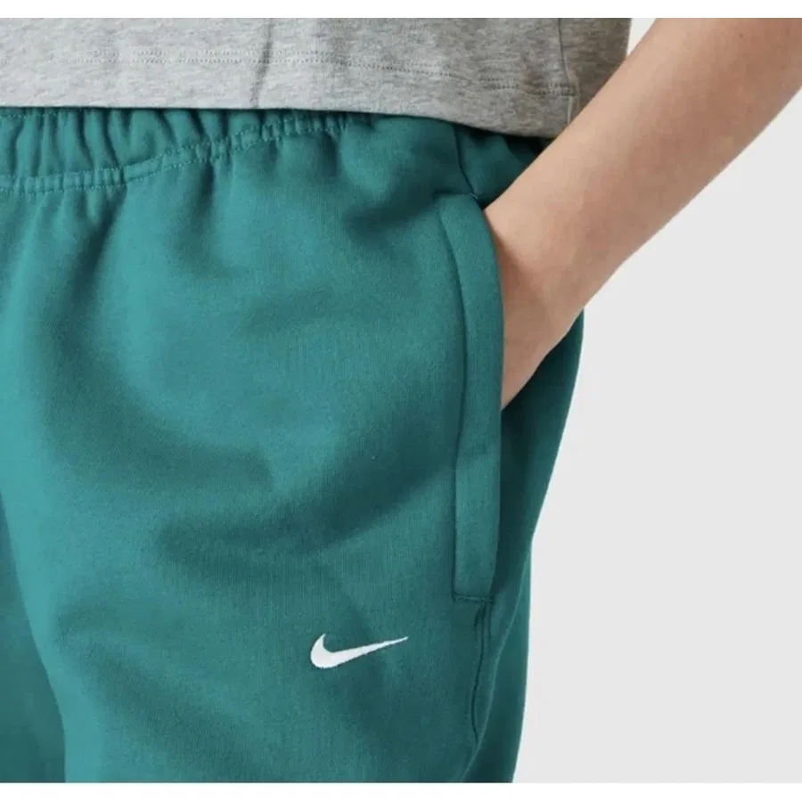 Женские спортивные брюки свободного кроя с высоким поясом, модель Solo Swoosh Fleece Pant, Nike, Зеленый — фото 3