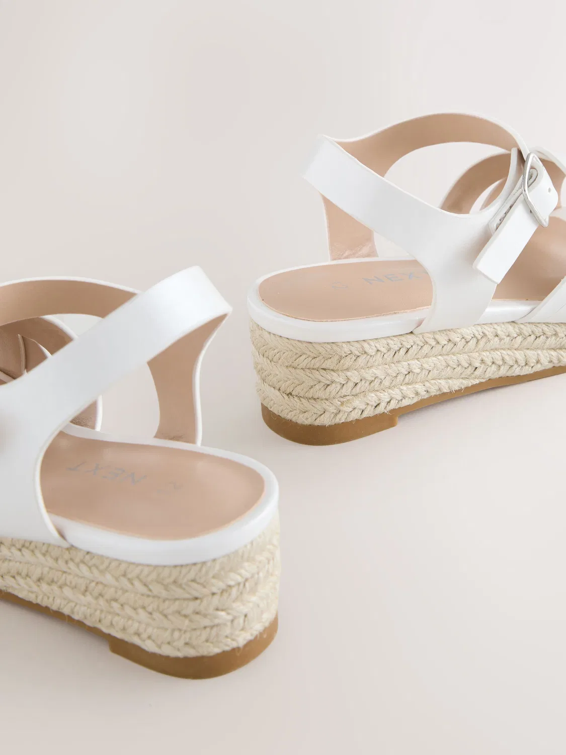 Сандалии на танкетке с плетеным верхом White Woven Next, белый — фото 4