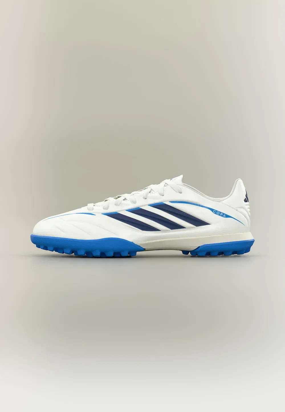 Детские футбольные бутсы Copa Pure IV Club Turf унисекс - для искусственных газонов Adidas Performance, White/Zero Metallic/Dark Blue/Lucid Ray Blue