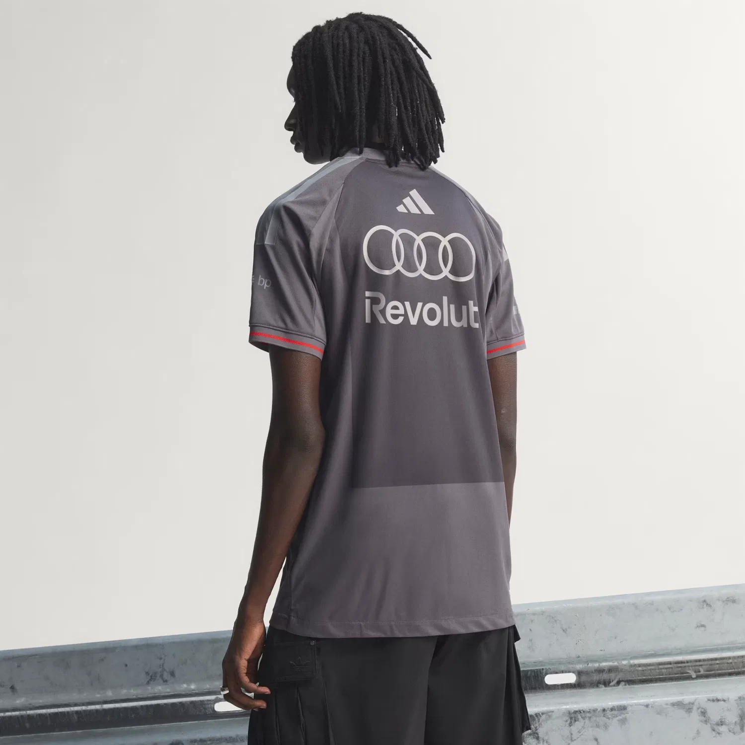 Мужская спортивная футболка с инженерным воротником Audi Revolut F1 Team Driver Jersey Adidas Performance, серый/металлик — фото 2