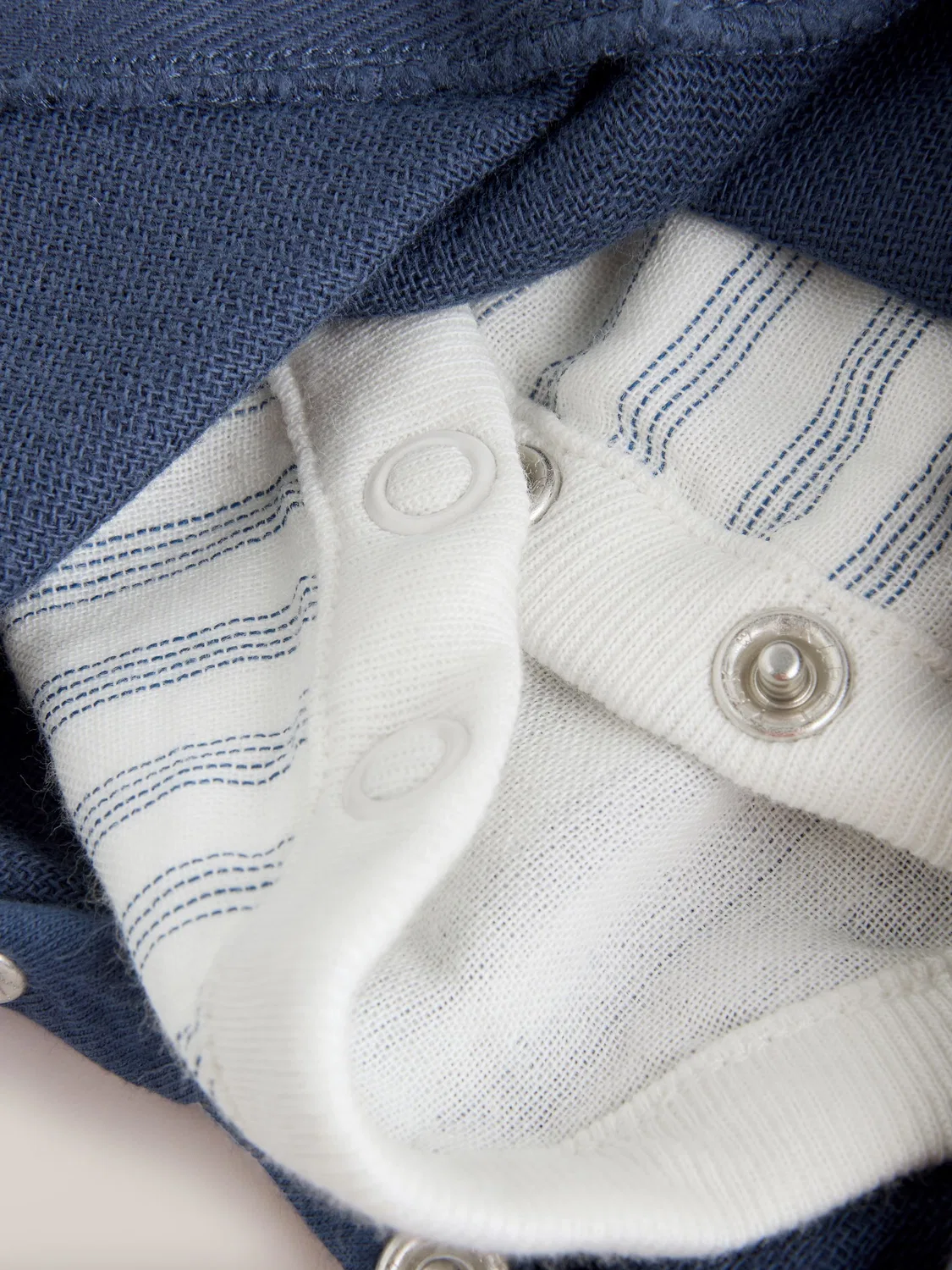 Комбинезон и боди из хлопка, модель Navy Blue Woven Cotton Baby Dungaree and Bodysuit Set Next, темно-синий — фото 3