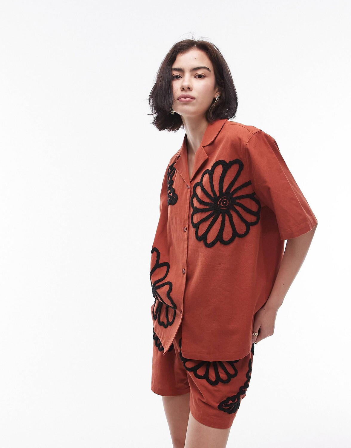 

Рубашка Topshop Co-ord Flocked Floral Placement Print, кирпично-красный