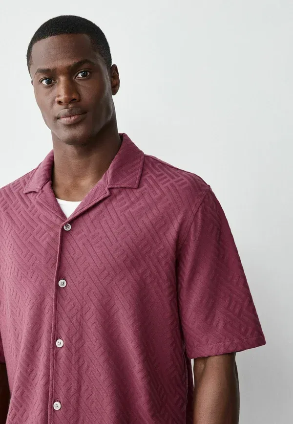 Рубашка повседневная из хлопка Regular Fit Jersey Textured Short Sleeve Shirt Next, Berry Pink, розовый — фото 4