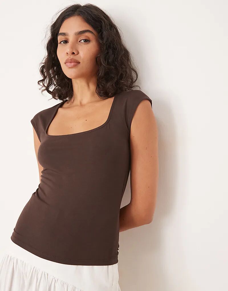 

Топ Gina Tricot Soft Touch с короткими рукавами и глубоким круглым вырезом шоколадно-коричневого цвета